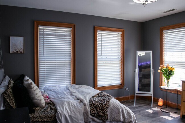 Building Photo - Beautiful Spacious Single-Family Home in Beaver Hills | 8-bed 3.5-bath