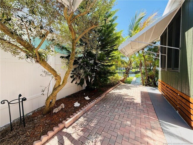 Building Photo - 10851 S Ocean Dr