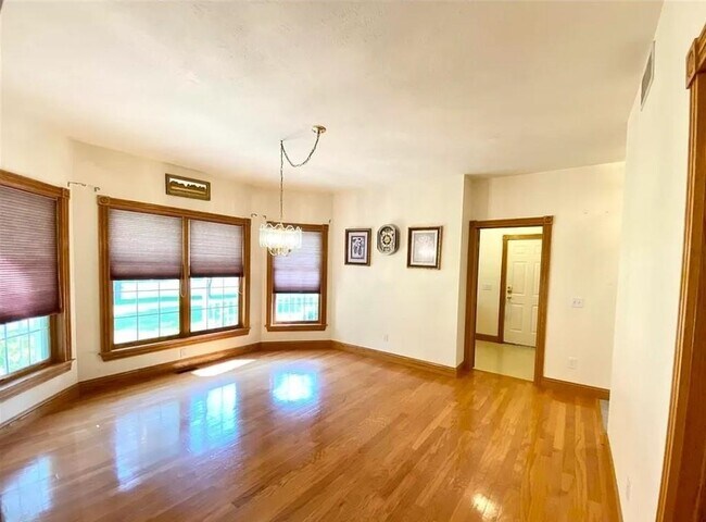 Building Photo - 1556 Shagbark St