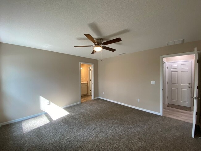 Building Photo - Beautiful Home Desirable SW Ocala Neighborhood 3/2/2 **WON"T LAST**