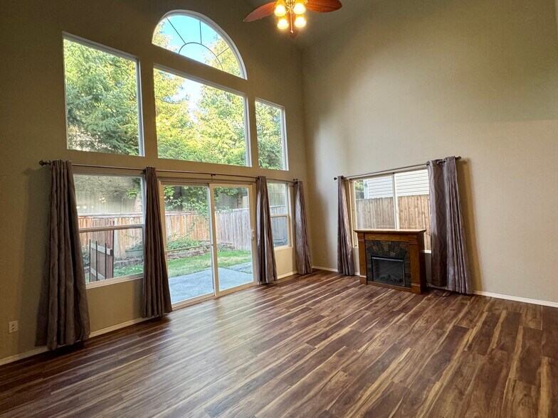 Living Area - 5603 136th St SE