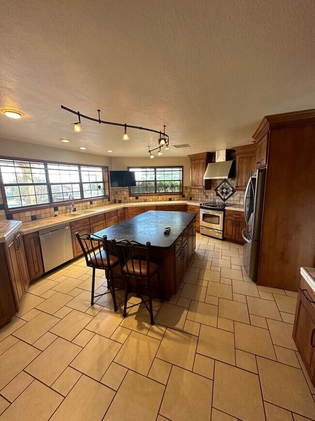 Building Photo - Beautiful 3 Bedroom, 3 Bathroom, Available...