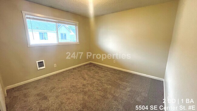 Building Photo - Upper-Level 2 BD | 1 BA Home - FoPo