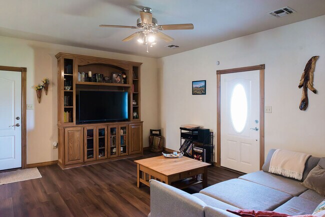 Building Photo - 608 Shady Oak