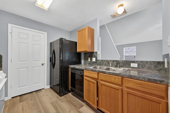 Building Photo - 8253 Fuqua Gardens Dr