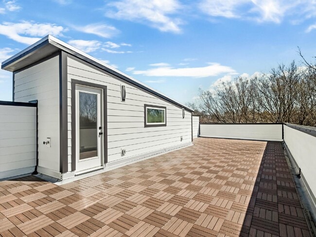 Building Photo - Custom 3 story home in the heart of Belmont/Optimist Park!