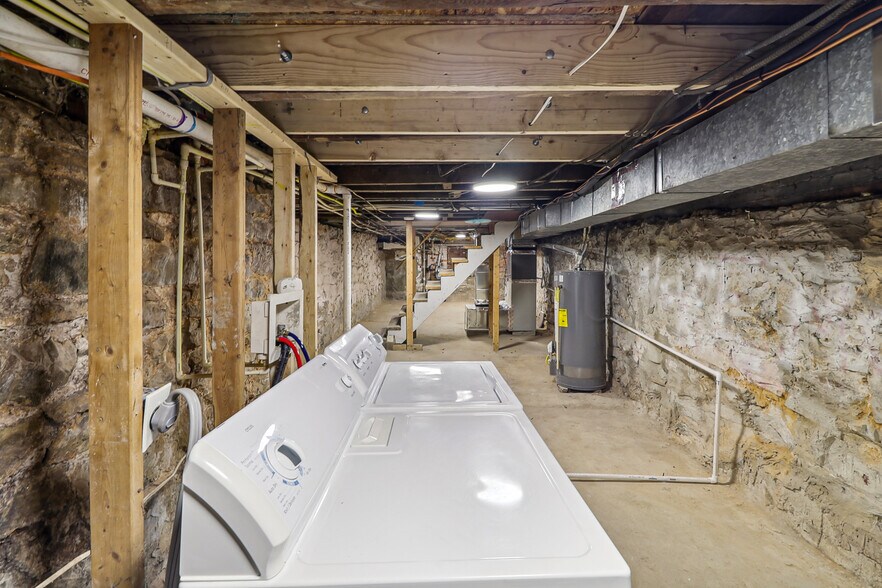 Building Photo - 2128 Hollins St