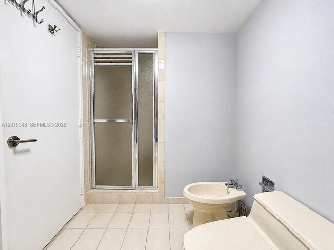 Building Photo - 520 Brickell Key Dr