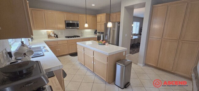 Building Photo - Amazing 5 Bedroom Home In The SouthWest!