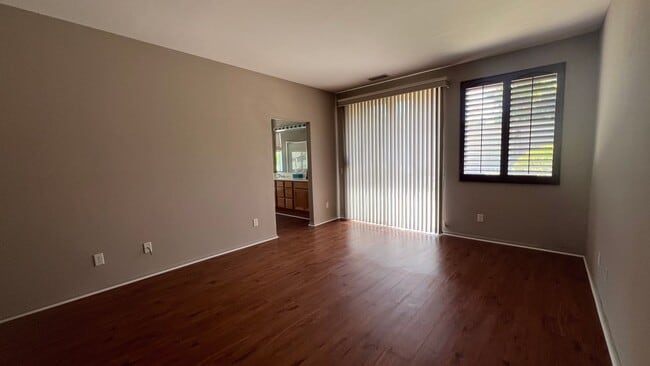 Building Photo - Beautiful home in gated community! Spaciou...