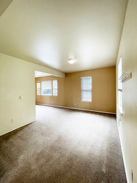 Building Photo - 1000 NE B St