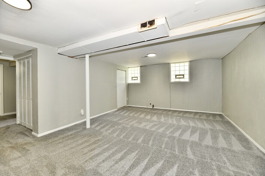 Building Photo - 5831 Suburban Dr