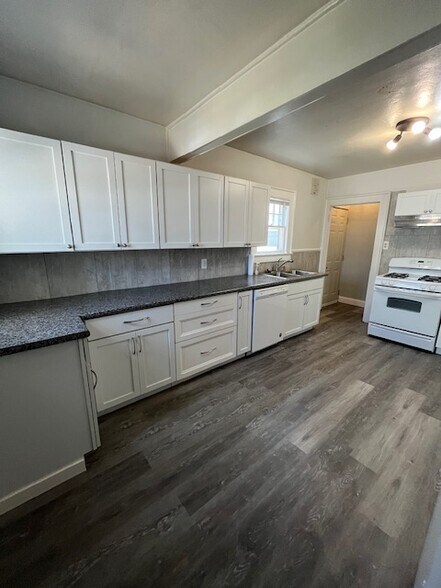Kitchen - 1212 W Carson St