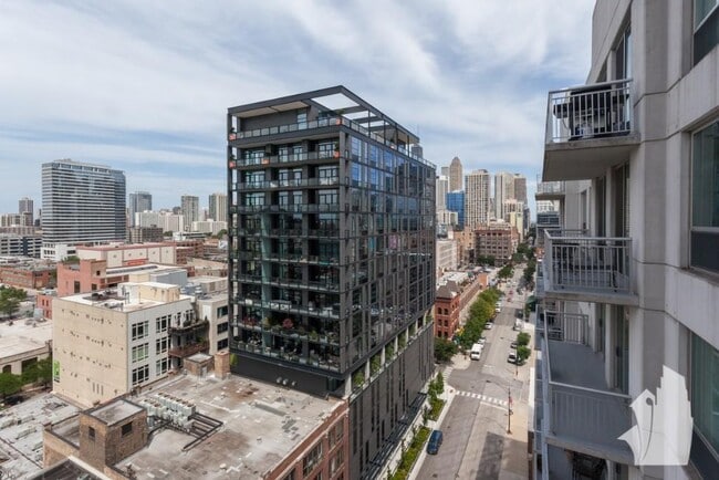 Building Photo - 1 bedroom in Chicago IL 60654