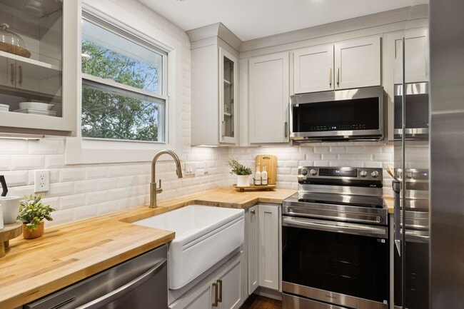 Building Photo - 215 Ash Dr