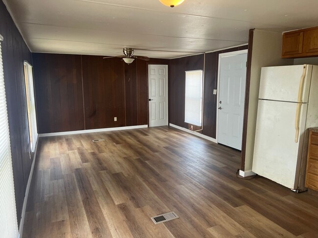 Building Photo - Beautifully Updated 3 bedroom 2 bath home