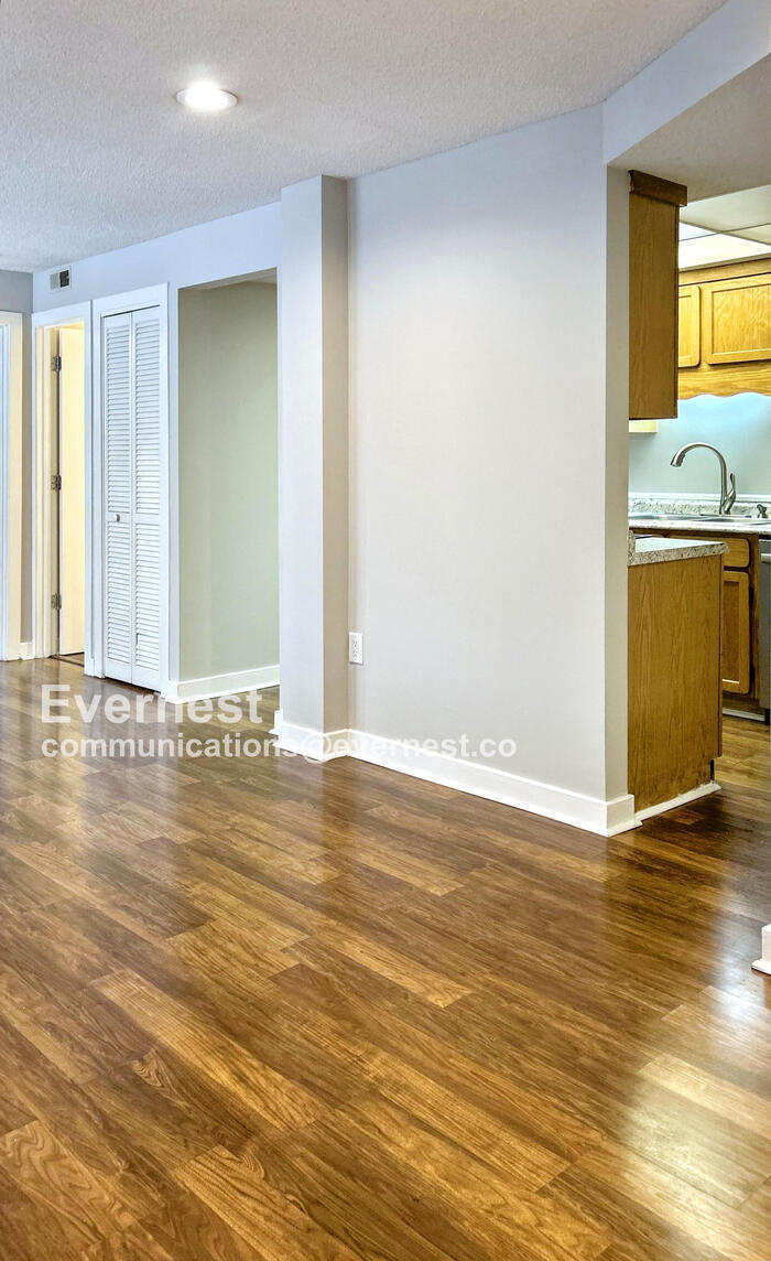 Building Photo - 315 N Spruce St