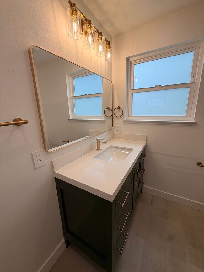 Building Photo - Spacious 4 Bedroom/2Bathroom Home in South San Francisco!