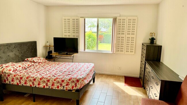 Building Photo - 1551 NW 20th Ave