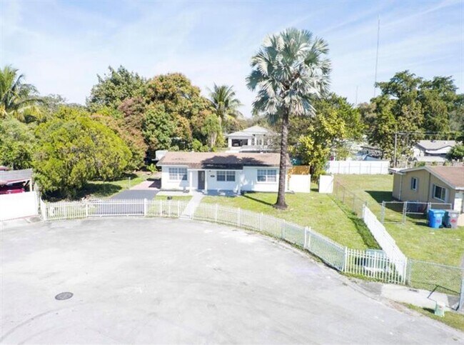 Building Photo - 3907 SW 59th Ave
