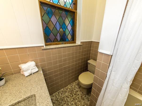 Private Toilet area - 4507 S Grand Blvd