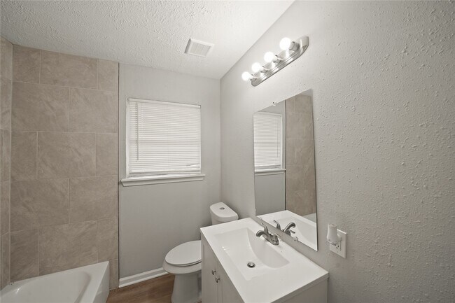 Building Photo - 5822 Glenhurst Dr
