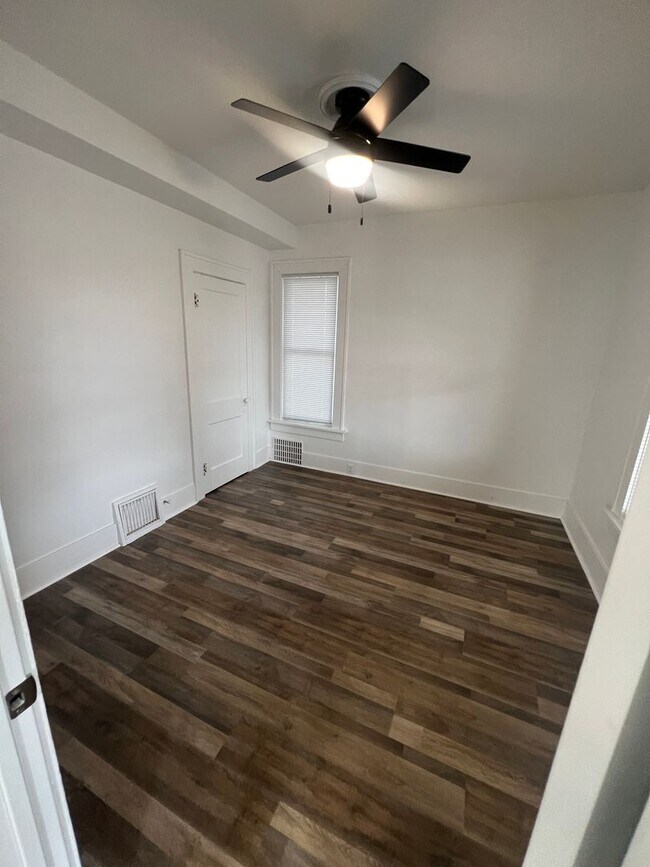 Building Photo - Charming Main Floor Apartment – 2 Bed, 1 B...
