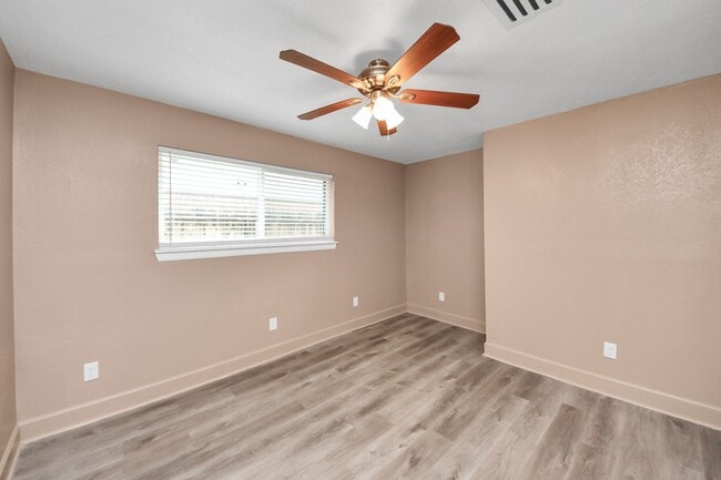 Building Photo - 227 Concordia Dr