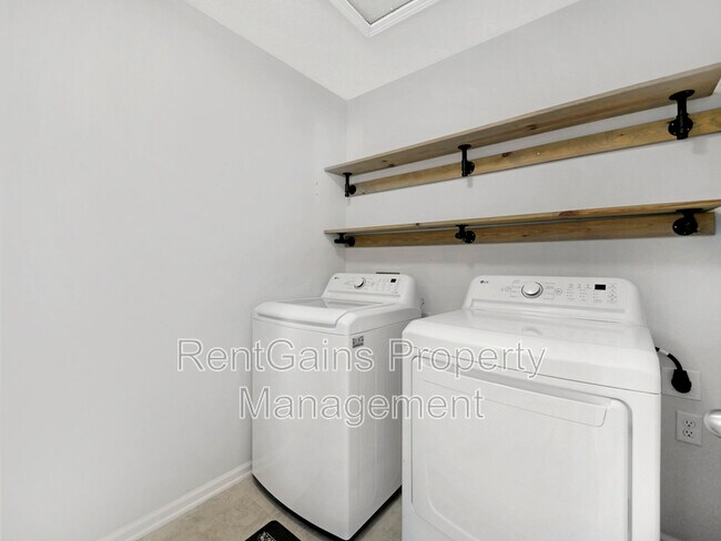 Building Photo - 597 Meadow Ridge Dr