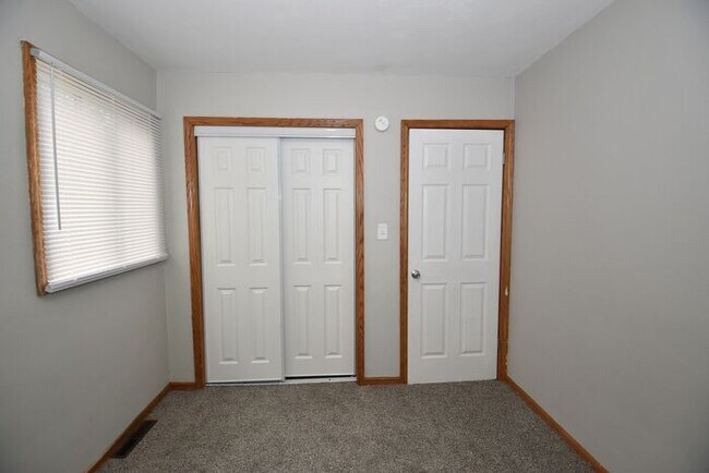 Building Photo - Mishawaka 3 bedroom ranch with large family room and fenced yard