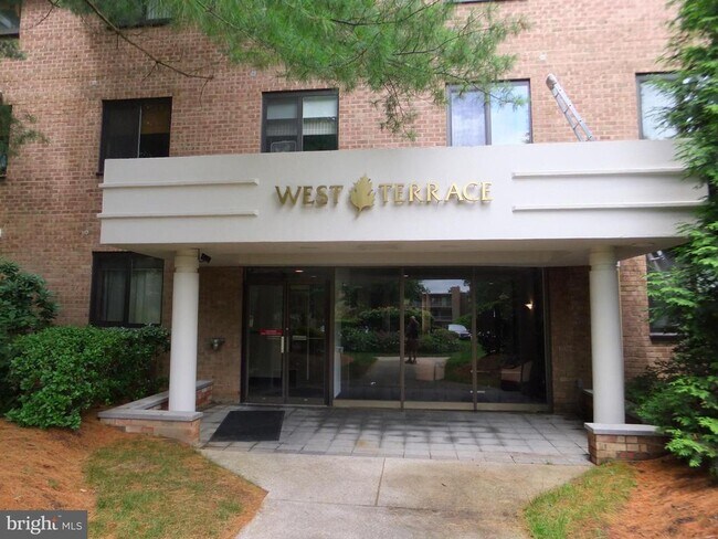 Building Photo - 1640 Oakwood Dr