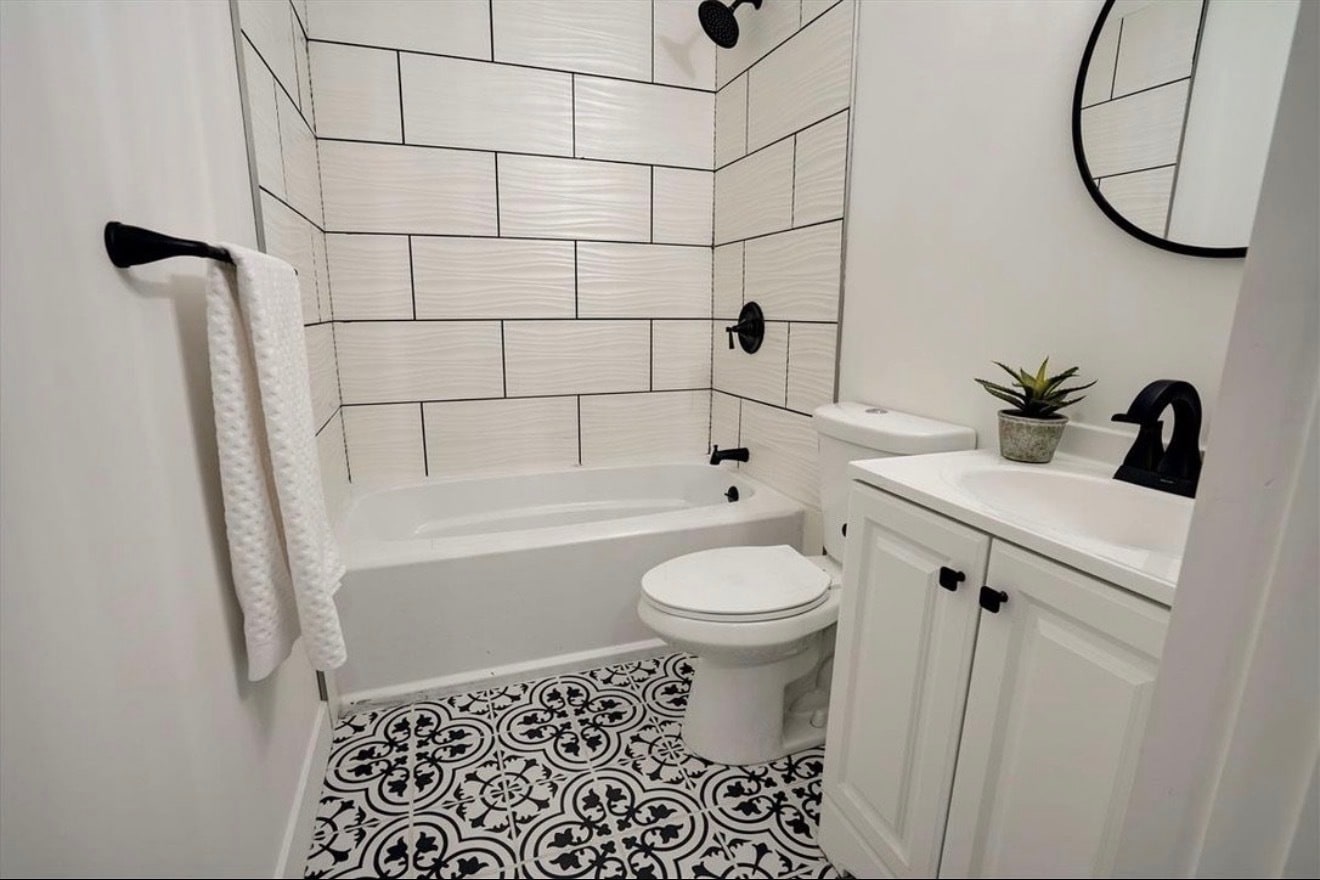 Building Photo - 455 E Mountain View Dr