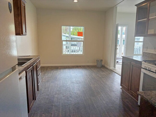 Building Photo - 220 S Elk St