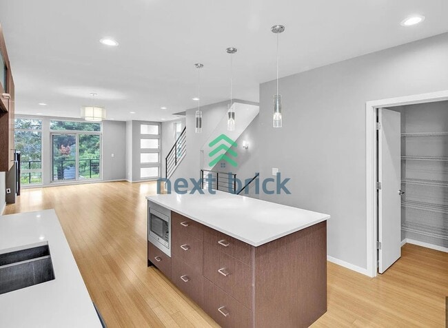 Building Photo - 3BR / 3BA Single-Family Home in Desirable Seattle Neighborhood