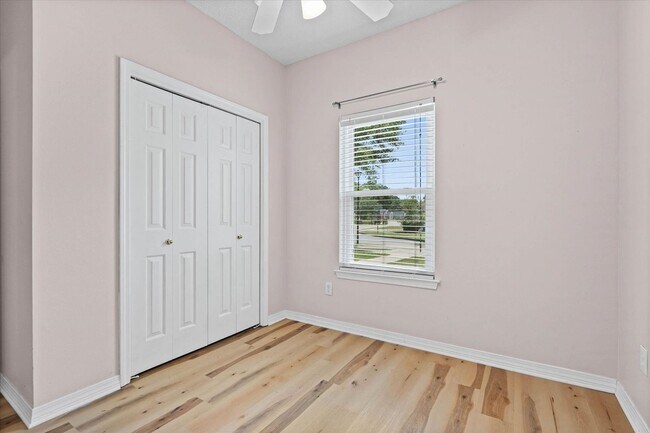 Building Photo - 2 Bedroom in Convenient Area
