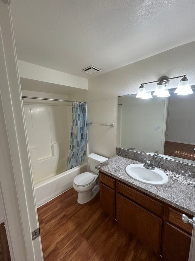 Building Photo - Spacious 2-Bed, 2-Bath Apartment – Freshly...