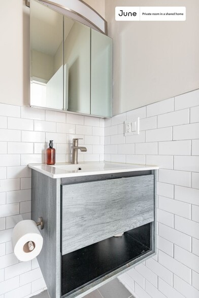 Building Photo - Room in Shared 5 bed/2 bath home