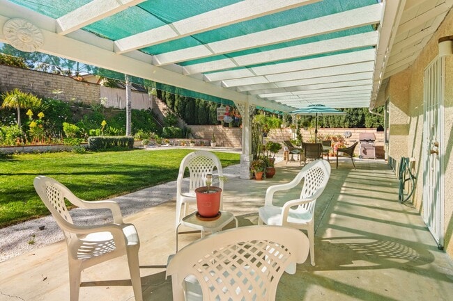 Building Photo - Wonderful Single Story Home with Great Yard in Santa Clarita!