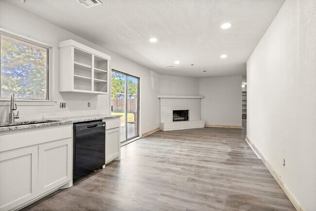 Building Photo - 412 W Austin St