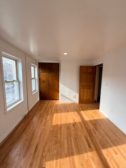 Building Photo - 2068 33rd St