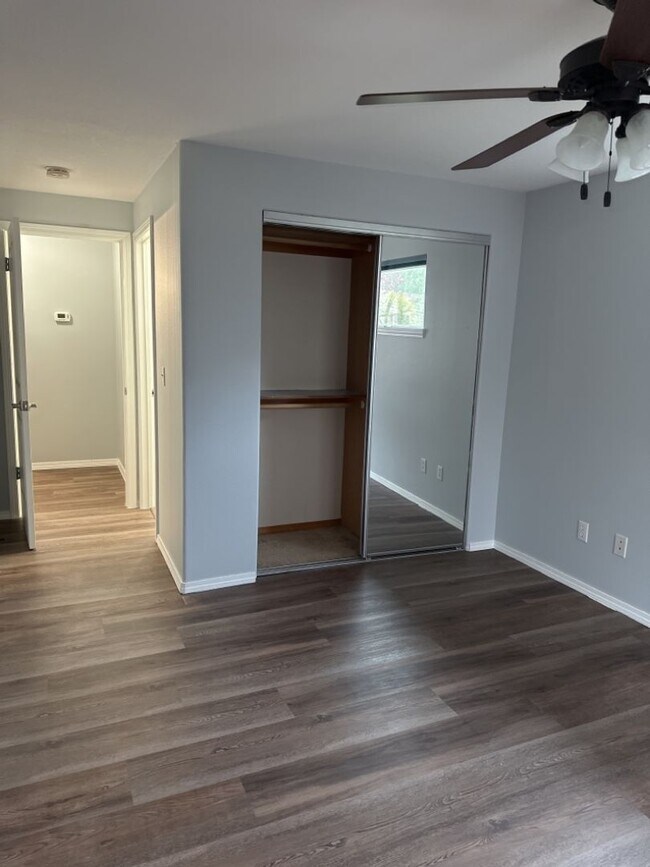 Building Photo - Charming 2 Bedroom Townhome