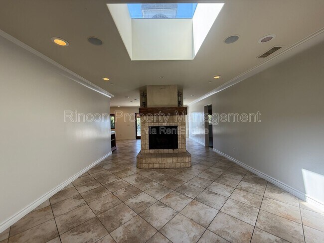 Building Photo - 2166 Palomar Ave