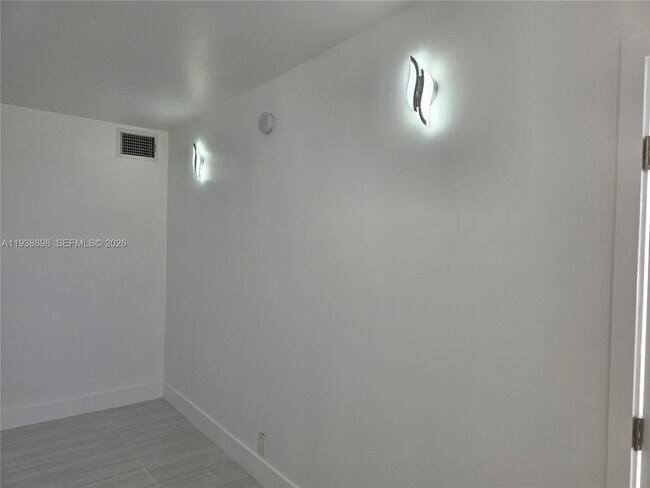 Building Photo - 1000 West Ave