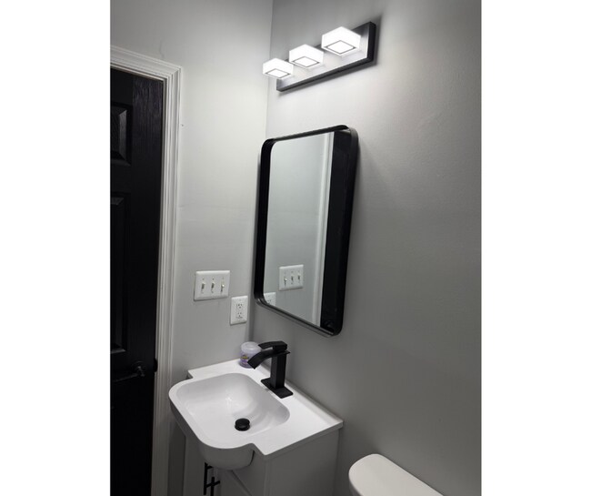 Building Photo - 716 E 23rd St