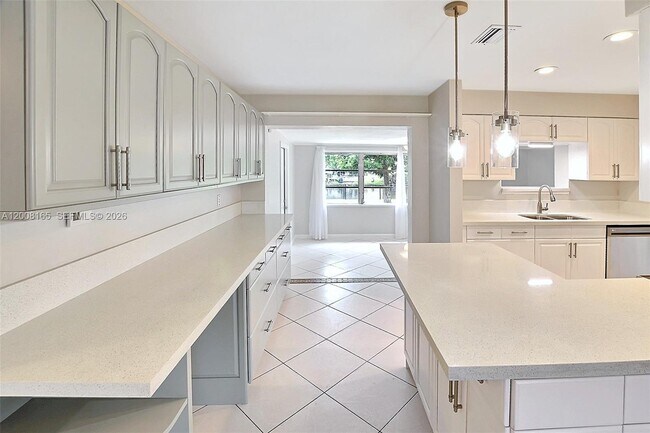 Building Photo - 5051 SW 93rd Ave