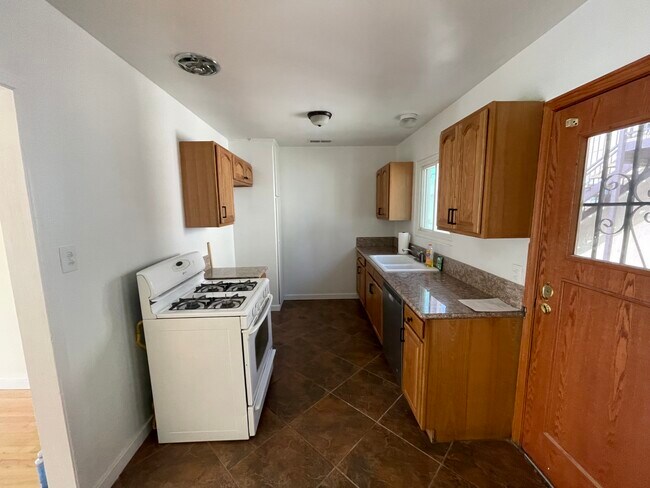 Building Photo - 10513 Crenshaw Blvd