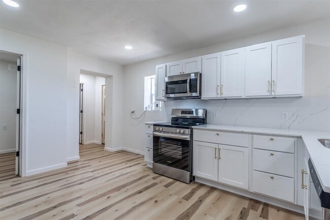 Building Photo - 1421 NE 8th St