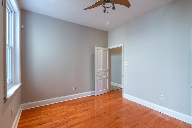 Building Photo - 1121 S 13th St