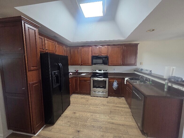 Building Photo - 418 Rosemeade Ct