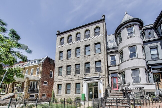 Building Photo - Spacious 2BR with Private Deck & Stunning Views – Available July 1!